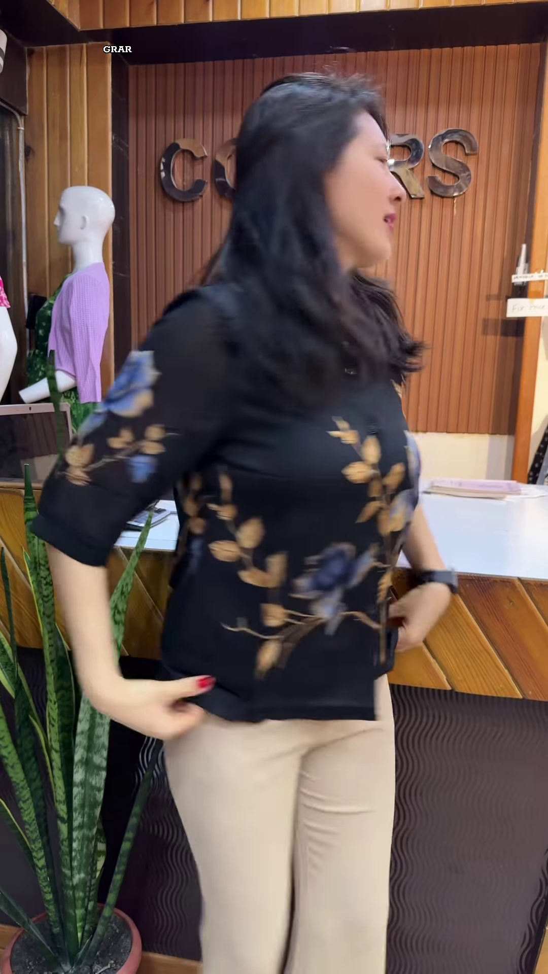 ๐ธ Elegant Cream Floral Print Blouse & Light-Colored Pants Ensemble ๐ท