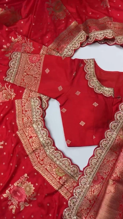 Exquisite Banarasi Scalloped Edge Saree & Blouse Set – Available in Cream, Black, Blue & Red