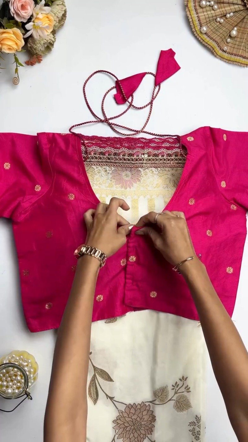 Exquisite Brocade-Embellished Saree and Blouse Set – Available in Cream & Magenta