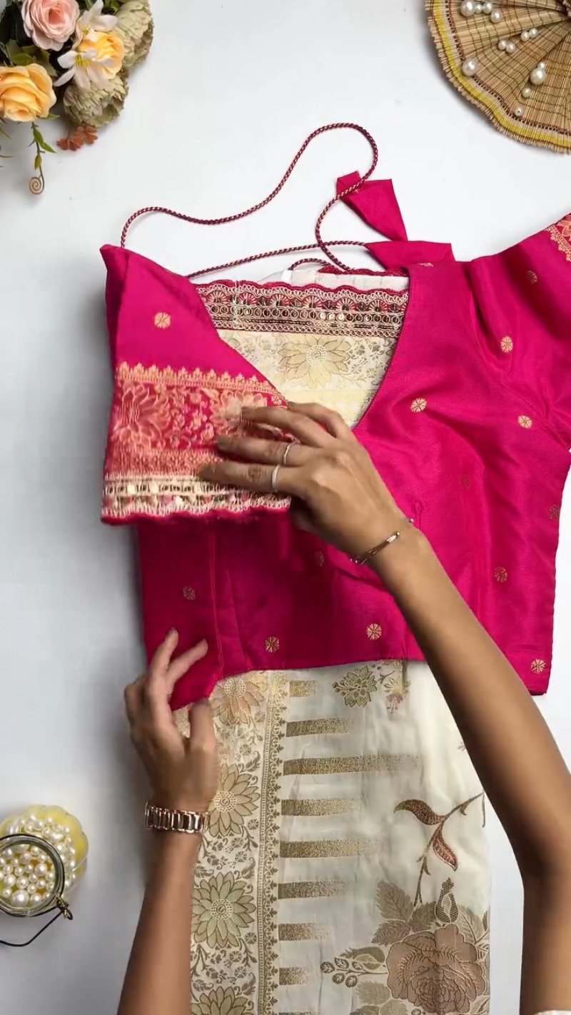 Exquisite Brocade-Embellished Saree and Blouse Set – Available in Cream & Magenta