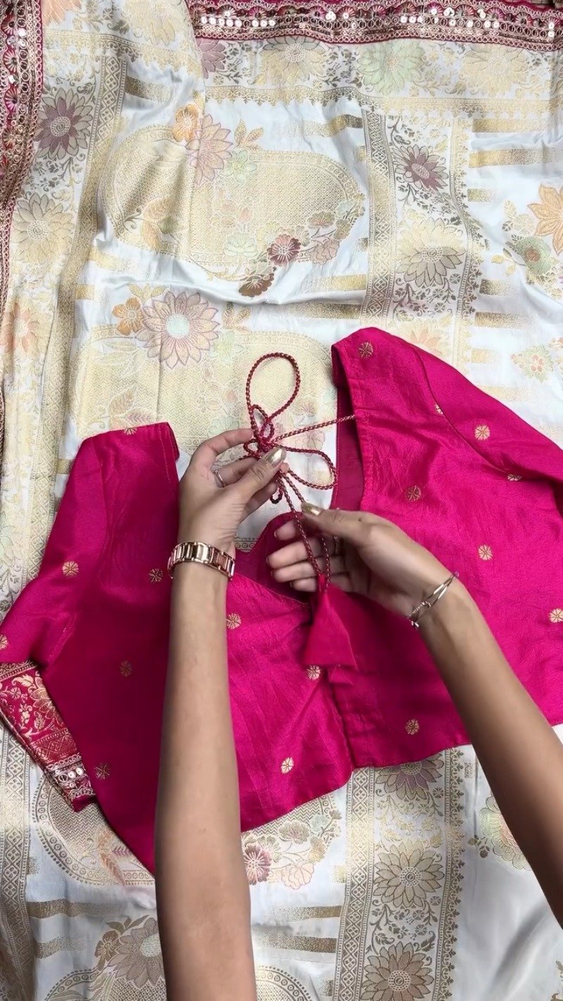Exquisite Brocade-Embellished Saree and Blouse Set – Available in Cream & Magenta
